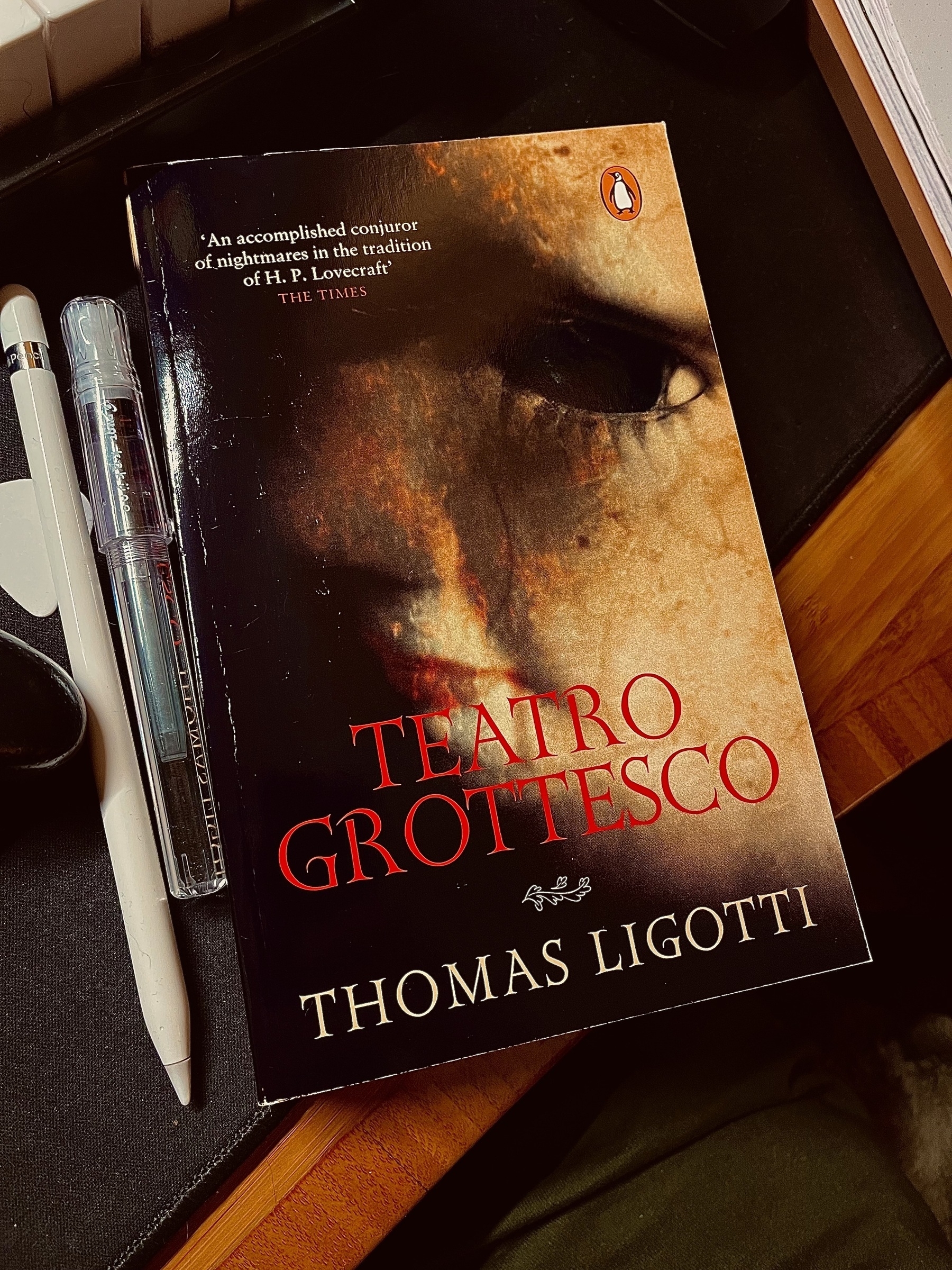 A photo of Teatro Grottesco by Thomas Ligotti in paperback. The cover displays a dramatic closeup of an eerie theater mask.